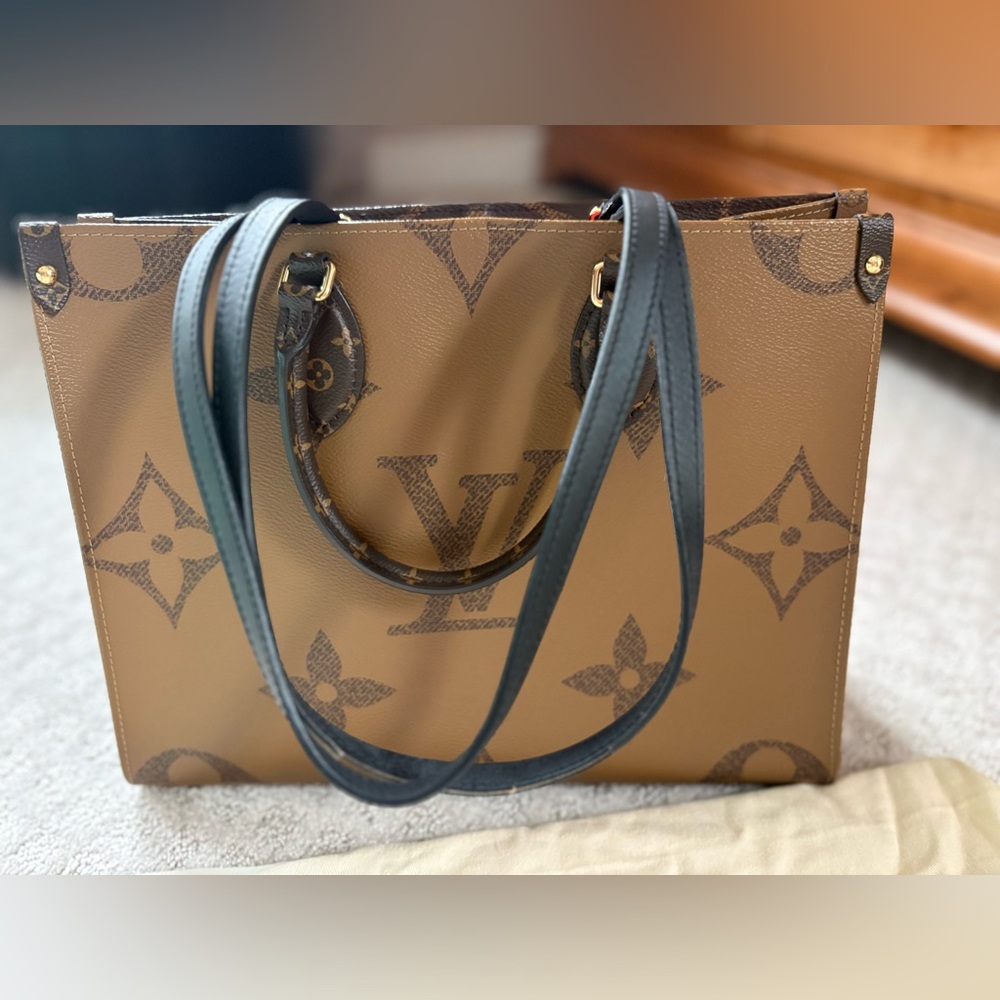 Louis Vuitton On The Go MM Canvas Tote with Red Interior - Picture 2 of 12